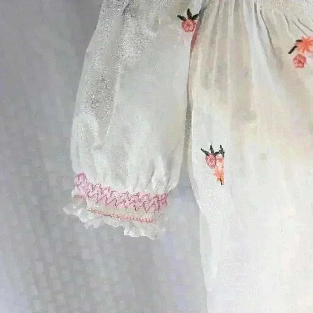LOFT size XS white peasant blouse with embroirded flowers button down puff sleev